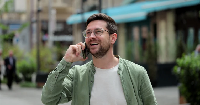 homme appel telephone etranger.jpg