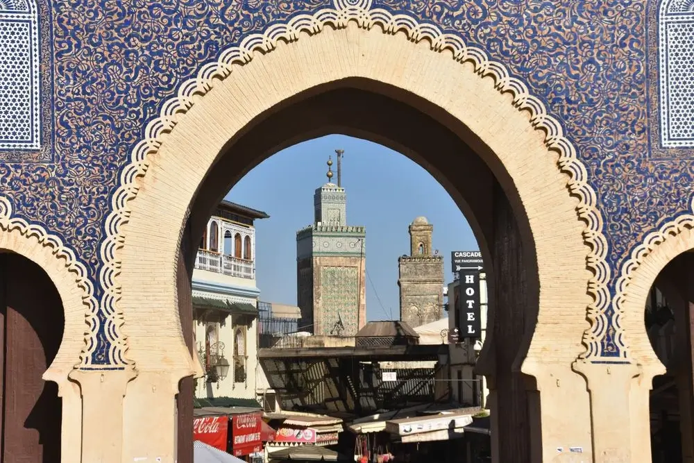 Porte Bab Boujloud à Fès, arche monumentale aux zelliges bleus côté ville et verts côté médina