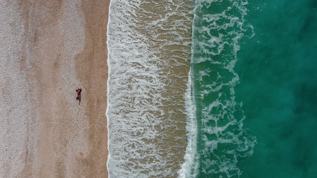 Cala salvaje de Gjipe en la Riviera albanesa, playa de guijarros encajada entre acantilados, agua turquesa, sur de Albania