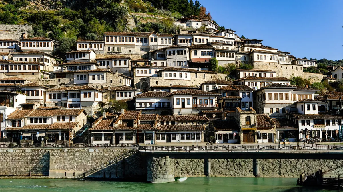 Casco antiguo de Berat en Albania, casas otomanas blancas con ventanas superpuestas en la colina sobre el río Osum