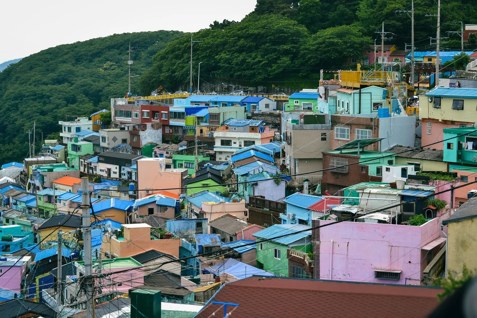 Maisons colorées en escalier du village culturel de Gamcheon sur les collines de Busan