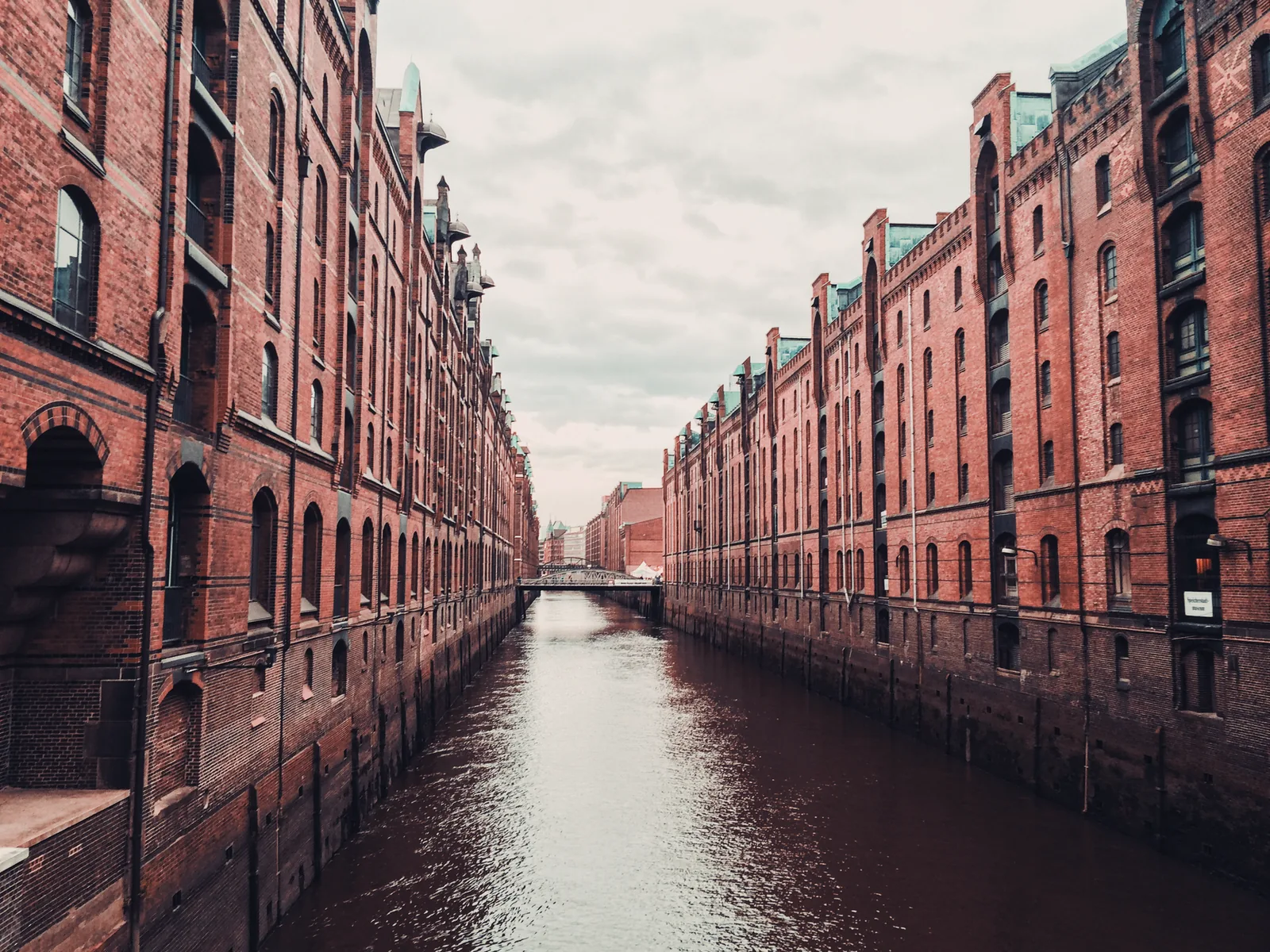 Les entrepôts de brique rouge de la Speicherstadt de Hambourg alignés le long d'un canal paisible