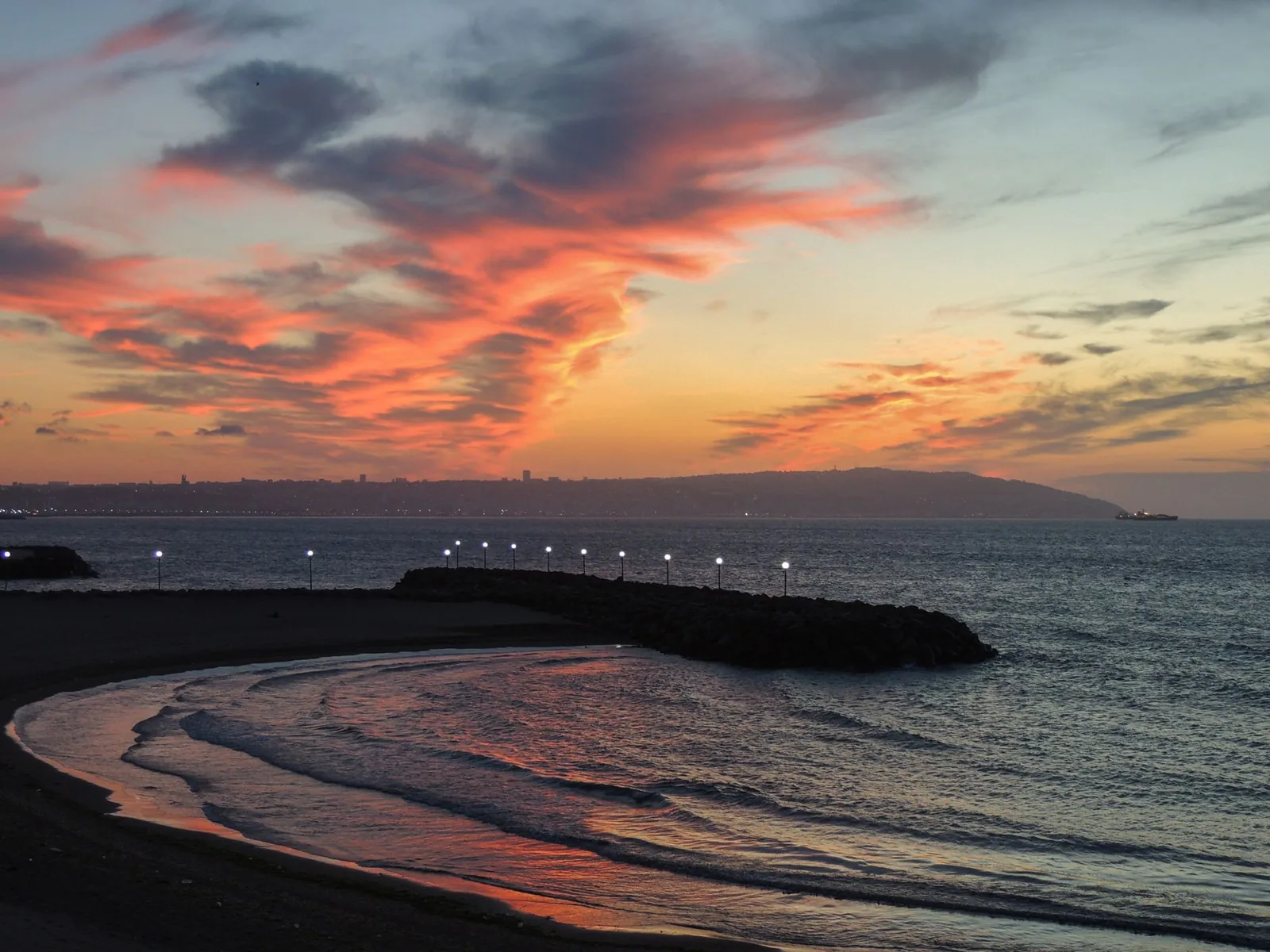 Puesta de sol sobre la costa de Argel y una playa junto al Mediterraneo