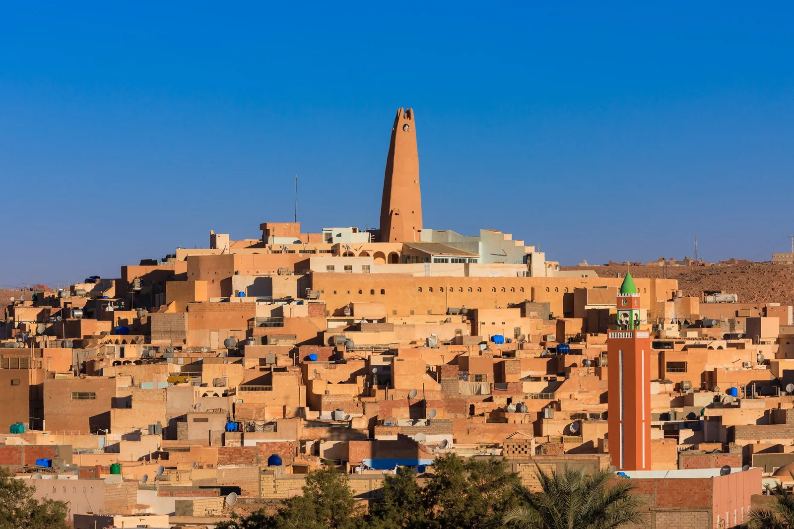 Casco antiguo de Ghardaia y su alminar en el valle del M'zab en Argelia