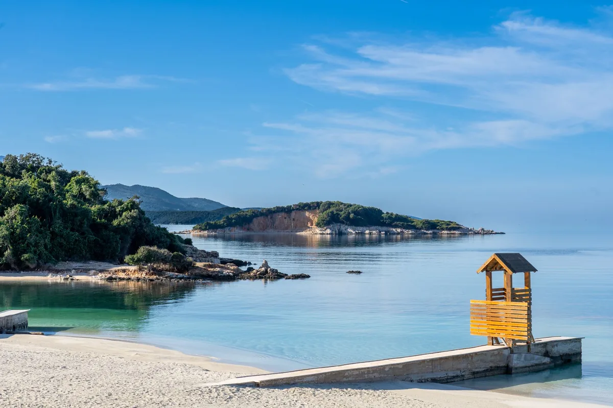 Playa de Ksamil en la Riviera albanesa, agua turquesa e islotes, sur de Albania al atardecer
