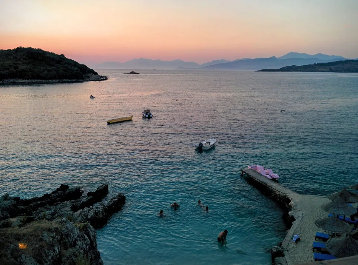 Playa de Ksamil cerca de Saranda, Albania, agua turquesa cristalina e islotes verdes accesibles a nado, Riviera albanesa