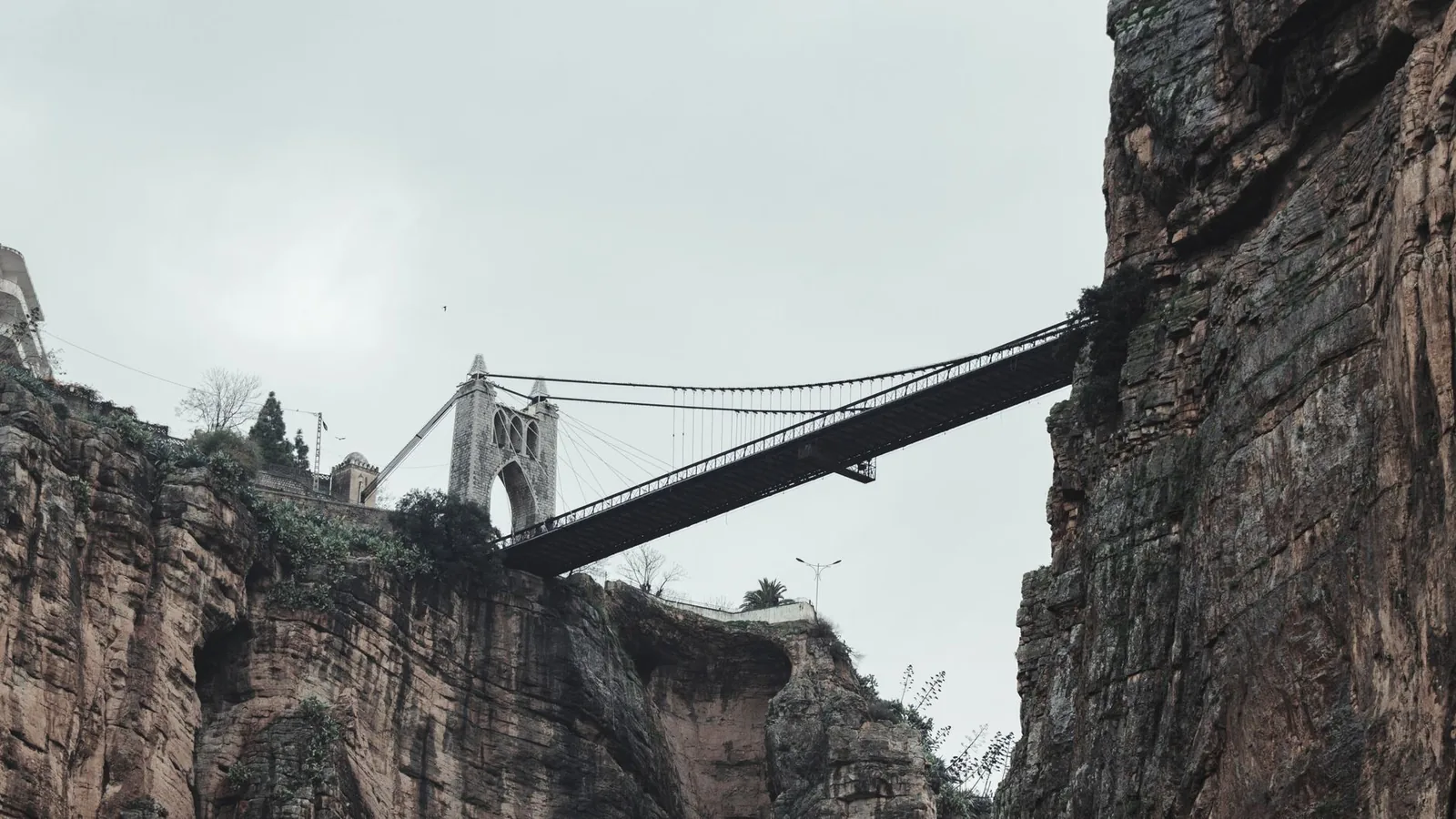 Puente colgante de Constantina sobre las profundas gargantas del Rhumel