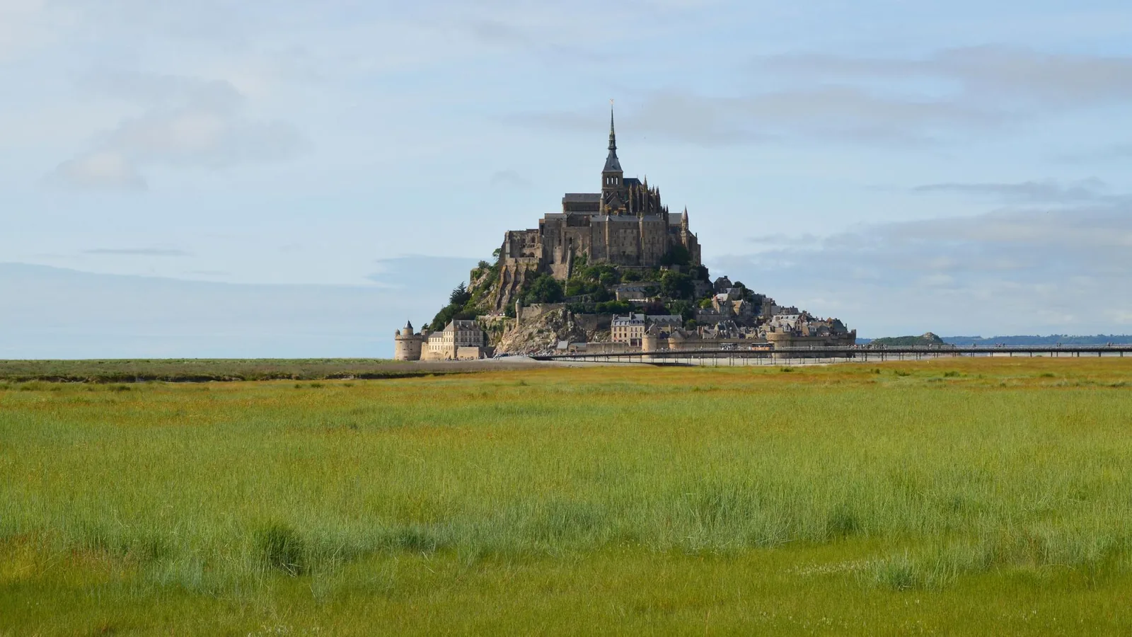 El Mont Saint-Michel se alza sobre la bahia, con su abadia milenaria coronando el islote en Normandia
