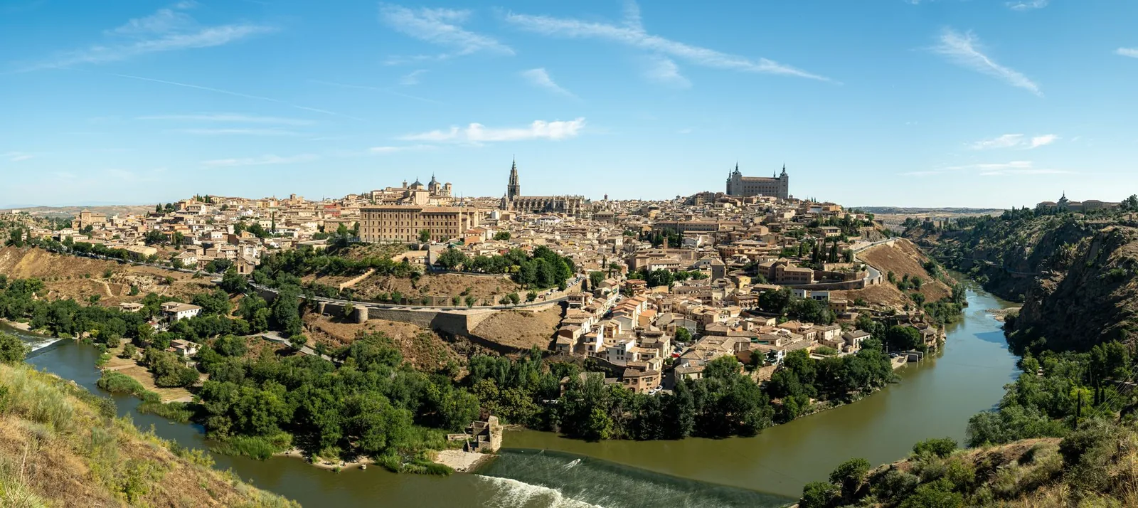 Panorama de Tolède perchée au-dessus du Tage sous un ciel bleu limpide