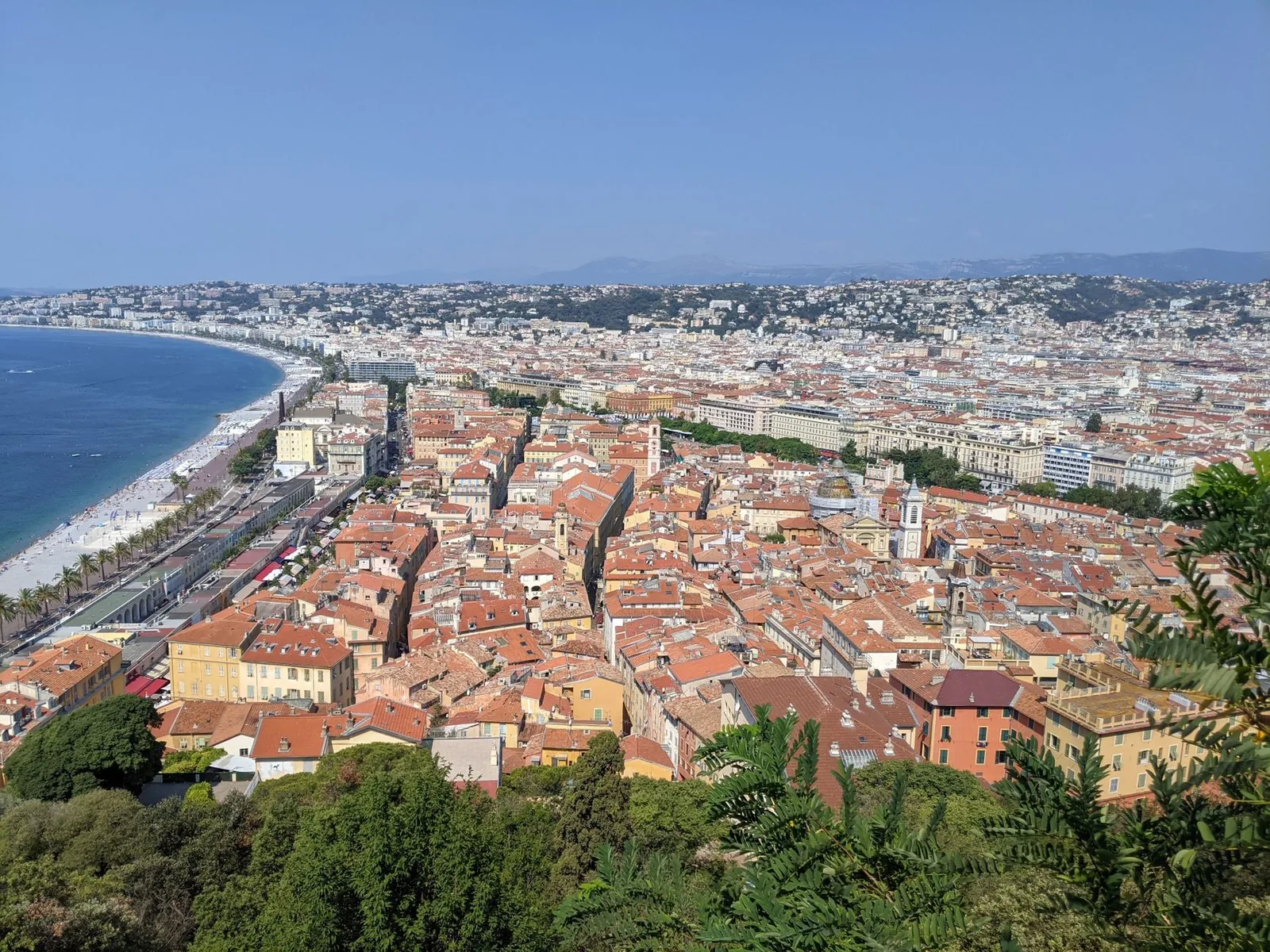 Vista aerea de Niza, sus tejados ocres, el casco antiguo y el litoral mediterraneo bajo un cielo despejado