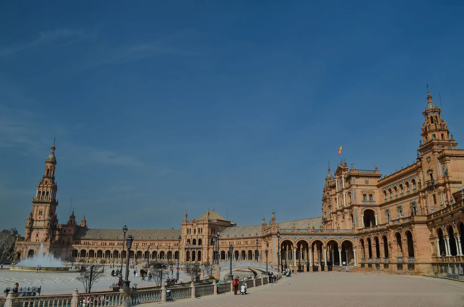 La majestuosa Plaza de España de Sevilla y su arquitectura en semicírculo bajo un cielo azul