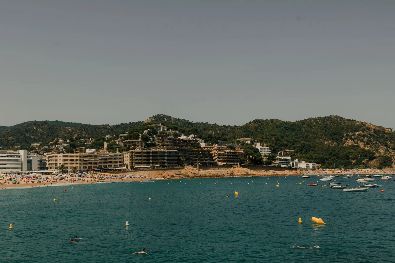 La baie de Tossa de Mar sur la Costa Brava, plage animée et eau turquoise par une journée d'été