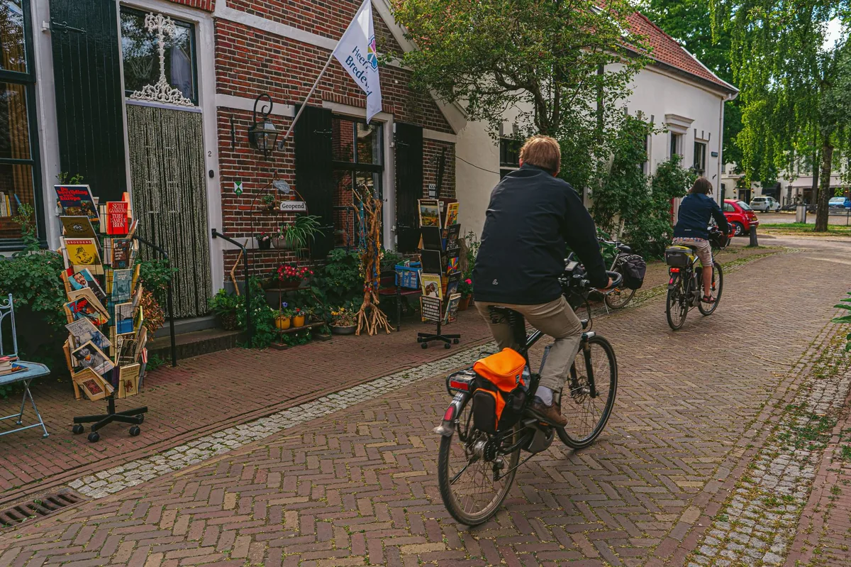 Ciclistas viajeros en una ruta EuroVelo a orillas del Danubio, en Austria, con alforjas de bikepacking y un cartel EuroVelo