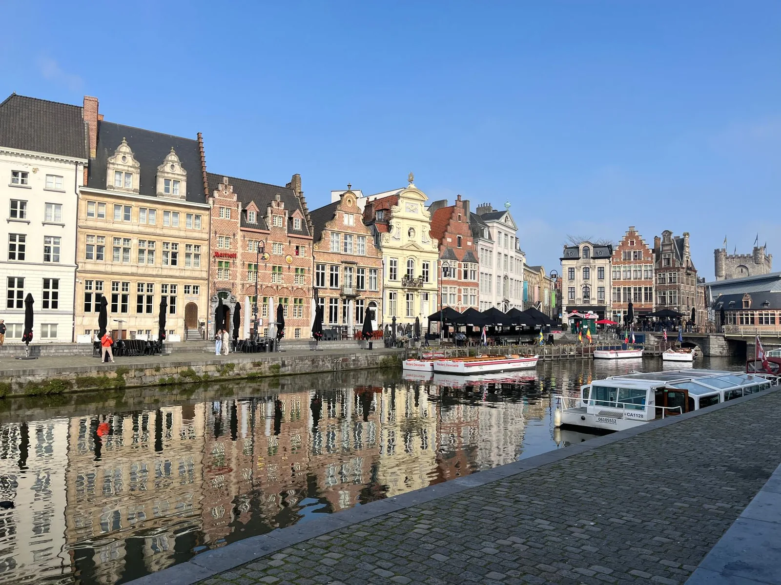Vue sur le Graslei à Gand, façades médiévales des maisons de guildes alignées le long de la Lys au coucher du soleil