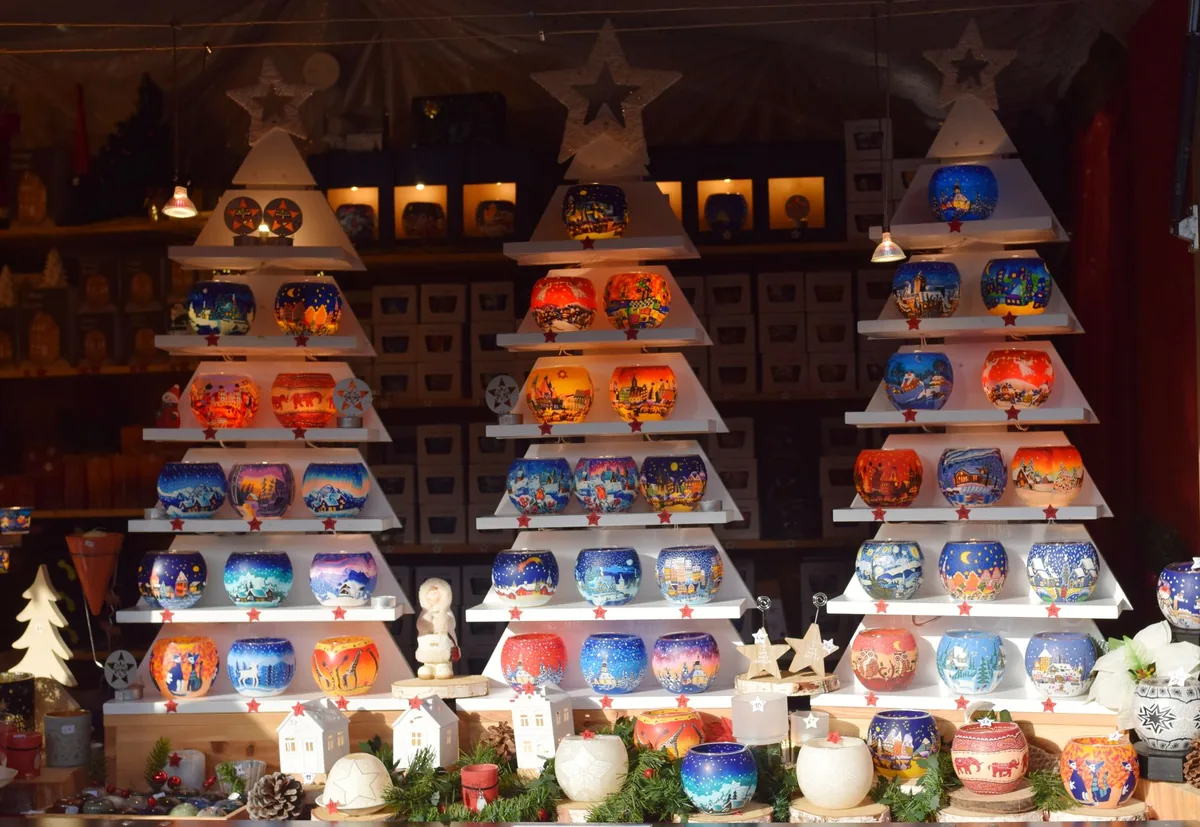 Marché de Noël de Strasbourg la nuit, place Broglie, chalets en bois illuminés et grand sapin sous la neige