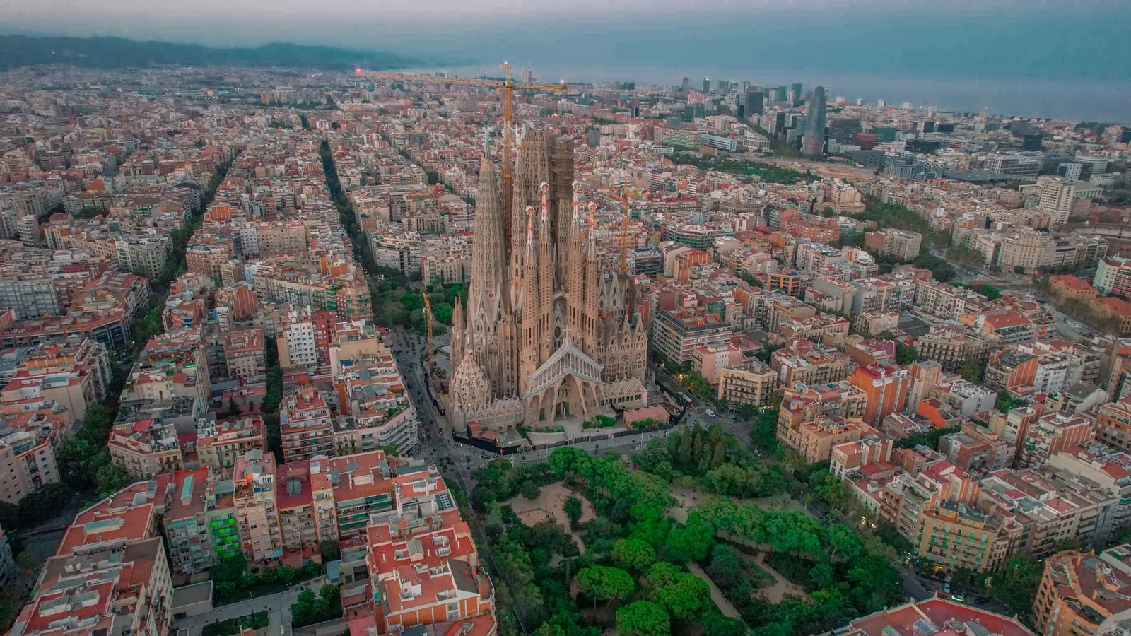 Vue aérienne de la Sagrada Família de Gaudí au cœur de Barcelone avec la mer à l'horizon