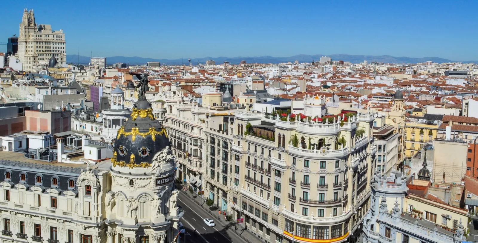 Panorama de la Gran Vía de Madrid et de l'immeuble Metropolis sous un ciel bleu clair